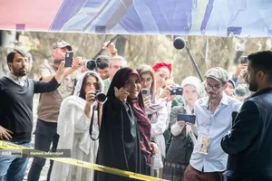 توضیحات سحر امامی مجری تلویزیون در خصوص حمله رژیم صهیونیستی به ساختمان شیشه ای صدا و سیما در بازدید خبرنگاران خارجی از آثار به&zwnj;جامانده از حمله موشکی رژیم صهیونیستی به ساختمان شیشه ای صدا و سیما که در تاریخ ۲۴ تیرماه صورت گرفت