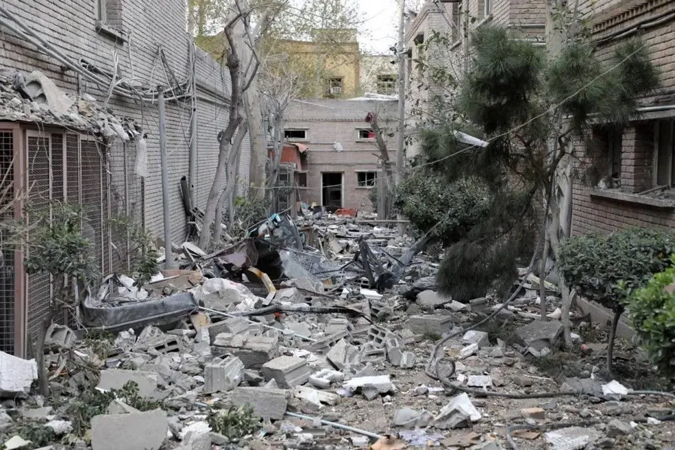 هجوم أميركي-صهيوني عنيف يستهدف معهد باستور الإيراني