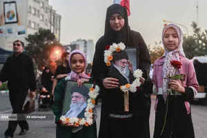 حرکت مردم عزادار بسمت مصلی تهران برای وداع با رهبر شهید انقلاب