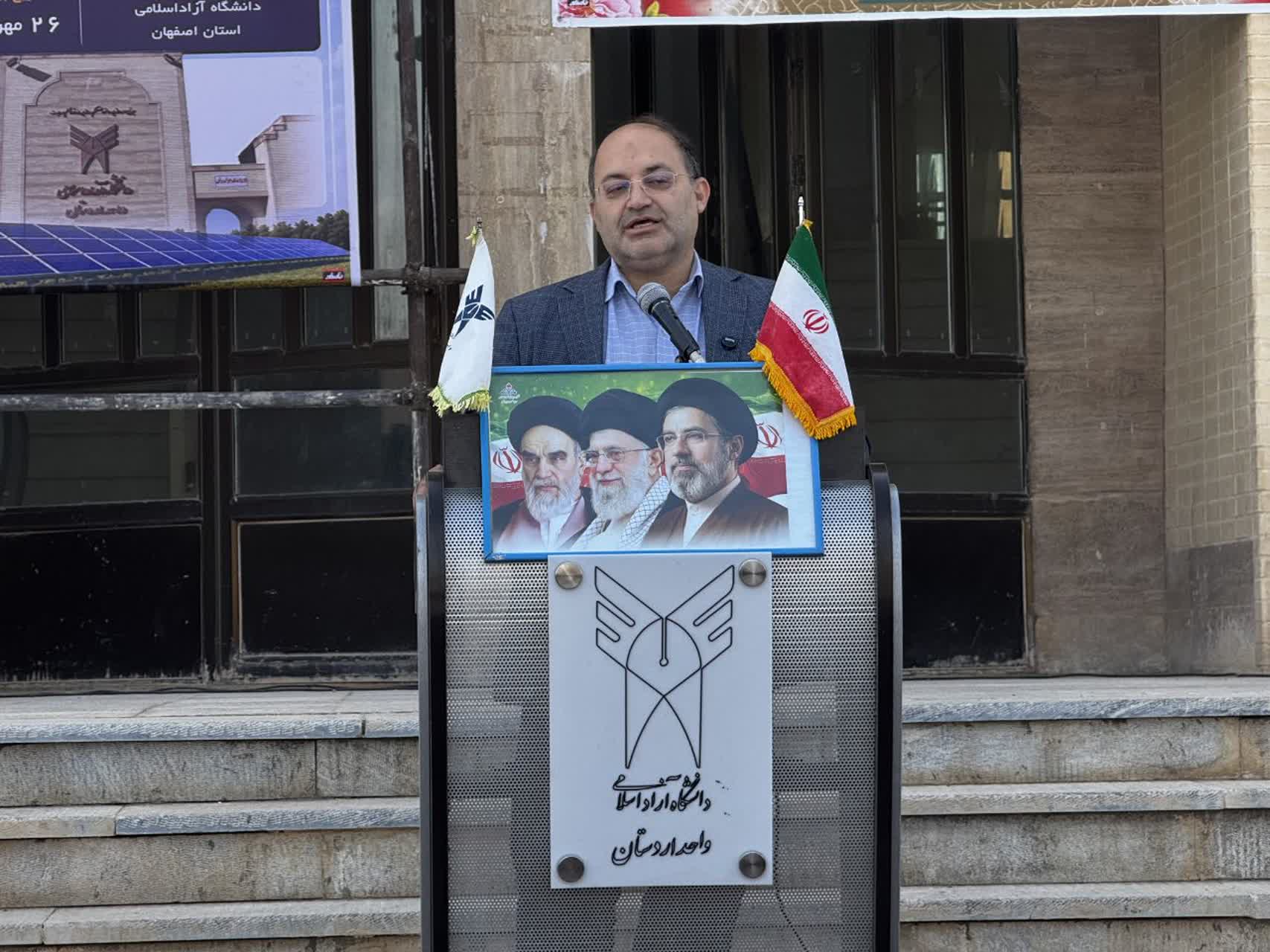 کلنگ‌زنی ۱۰۰۰ میلیارد ریالی نیروگاه خورشیدی در دانشگاه آزاد اسلامی اردستان