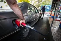 مصرف بنزین به ۱۳۸ میلیون لیتر در روز می‌رسد/ ظرفیت تولید ۱۲۵ میلیون لیتر در روز؛ با کسری چه کنیم؟!