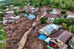 روستای سیل زده روآ، واقع در دامنه کوه گامالاما، اندونزی