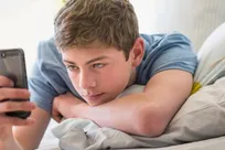 نوجوانان بدون آموزش، در فضای مجازی هر روز تنها‌تر می‌شوند