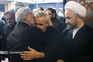 سردار اسماعیل قاآنی فرمانده نیروی قدس سپاه در مراسم گرامیداشت چهلمین روز درگذشت شهید سپهبد محمد باقری (محمد حسین افشردی) و همسر وی ( اشرف افشردی) و دختر این فرمانده عزیز (فرشته افشردی)