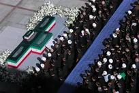 مراسم اقامه نماز بر پیکر مطهر امام مجاهد شهید حضرت آیت‌الله العظمی سیدعلی خامنه‌ای و شهدای خانواده ایشان