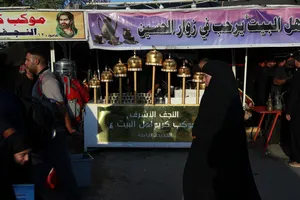 پیاده روی زائرین اربعین حسینی به یاد رهبر شهید انقلاب