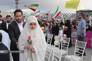 مراسم جشن عروسی زوج های جان فدا همزمان با سالروز ازدواج حضرت زهرا و حضرت علی در میدان امام حسین