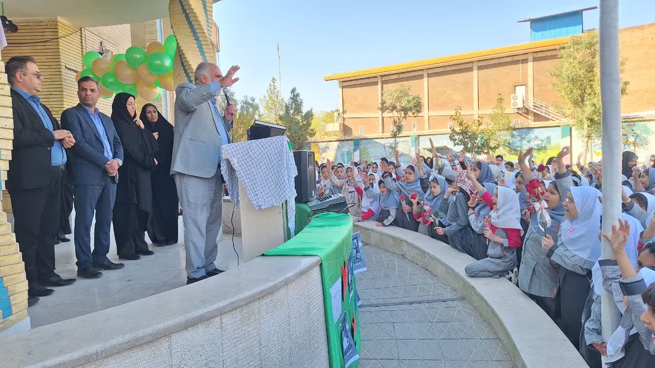 نواخته شدن زنگ مهر در مدارس سمای کرمان نواخته شدن زنگ مهر در مدارس سمای کرمان
