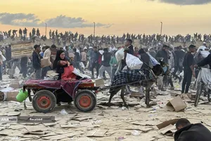 مردم گرسنه غزه برای رسیدن به کمک&zwnj;های غذایی، کیلومترها پیاده&zwnj;روی می&zwnj;کنند