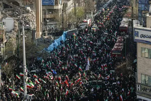 بیعت مردم با آیت&zwnj;الله سید مجتبی خامنه&zwnj;ای سومین رهبر جمهوری اسلامی ایران