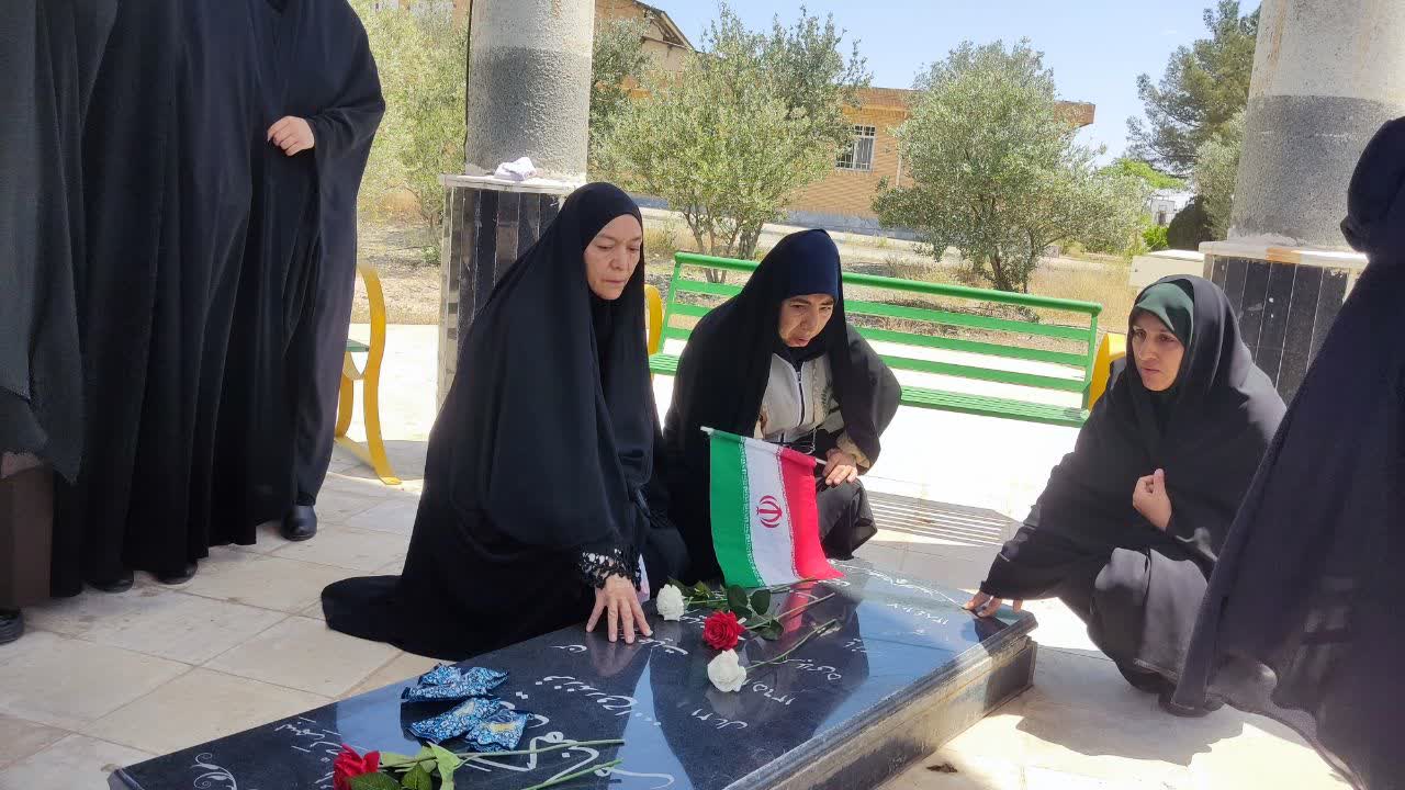 حضور خادمیاران رضوی در دانشگاه آزاد اسلامی کاشمر/عطرافشانی و گلباران مرقد شهدای گمنام