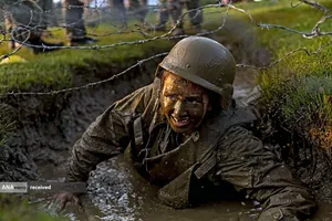 آموزش نظامی کادر نیروی دریایی آمریکا در بخش مرطوب و شنی در آناپولیس، مریلند