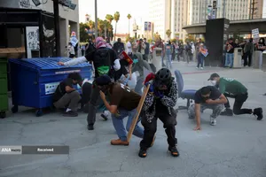 درگیری پلیس ضد شورش و معترضان در لس&zwnj;آنجلس آمریکا