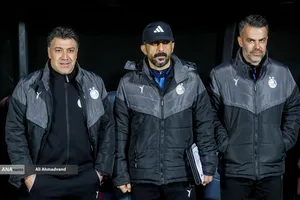 محمد نوازی سرمربی موقت به همراه اعضای فنی تیم فوتبال استقلال