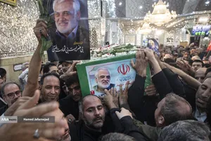 تشییع و تدفین پیکر مطهر دانشمند هسته&zwnj;ای شهید محمدمهدی طهرانچی رییس دانشگاه آزاد اسلامی و همسر گرانقدرش شهیده مژگان قراویری در حرم حضرت عبدالعظیم حسنی(ع)