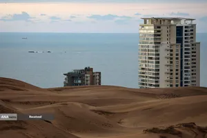 نمایی از ساختمان های لوکس در کنار تپه های شنی ساحلی در Concon، شیلی