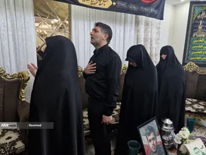 دیدار و تکریم خادمیاران رضوی منطقه 14 تهران با خانواده شهید سعید عقیقی که در حمله رژیم صهیونیستی 25 خرداد 1404 به شهادت رسید