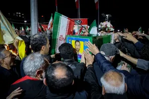 وداع با پیکر شهدای ناوشکن دنا در میدان دریاچه