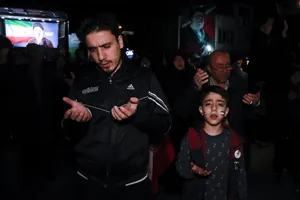 اقامه نماز استغاثه به امام زمان زمان(عج) - چهارراه نبرد خیابان پیروزی