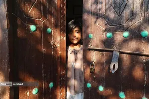 نگاه دختری از ورودی منزل در جزیره قشم