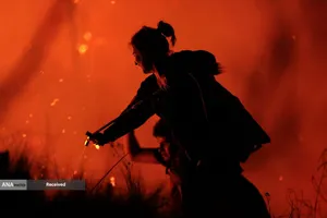 تلاش مردم برای خاموش کردن آتش&zwnj;سوزی جنگلی در اینتیاکو، استان کوردوبا، آرژانتین