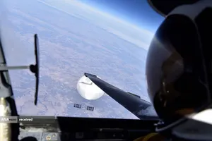 مانور و سرنگونی بالن چینی توسط جنگنده اف 22 نیروی هوایی آمریکا