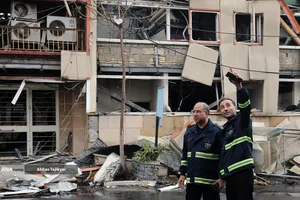 بازدید اصحاب رسانه از پایگاه مدیرت بحران نازی&zwnj;آباد و خودروهای آسیب دیده اورژانس در اثر تجاوز صهیونیستی آمریکایی