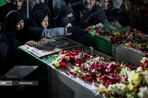 وداع با پیکر شهدای ناوشکن دنا در میدان دریاچه