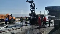 برخورد تریلی بونکر سیمان و اتوبوس در جاده بیرجند ـ قائن/ نقص فنی ترمز علت اولیه حادثه عنوان شد+تصاویر
