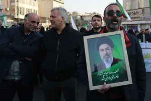 بیعت مردم با آیت&zwnj;الله سید مجتبی خامنه&zwnj;ای سومین رهبر جمهوری اسلامی ایران