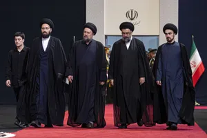 ادای احترام نوادگان امام خمینی(ره) و مقامات و مسئولان خارجی به پیکر امام شهید 