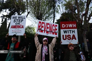 تشییع پیکر مطهر دریابان شهید &laquo;علیرضا تنگسیری&raquo; فرمانده دلاور خلیج فارس و جمعی از شهدای والامقام