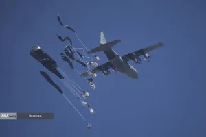 مردم گرسنه غزه برای رسیدن به کمک&zwnj;های غذایی، کیلومترها پیاده&zwnj;روی می&zwnj;کنند