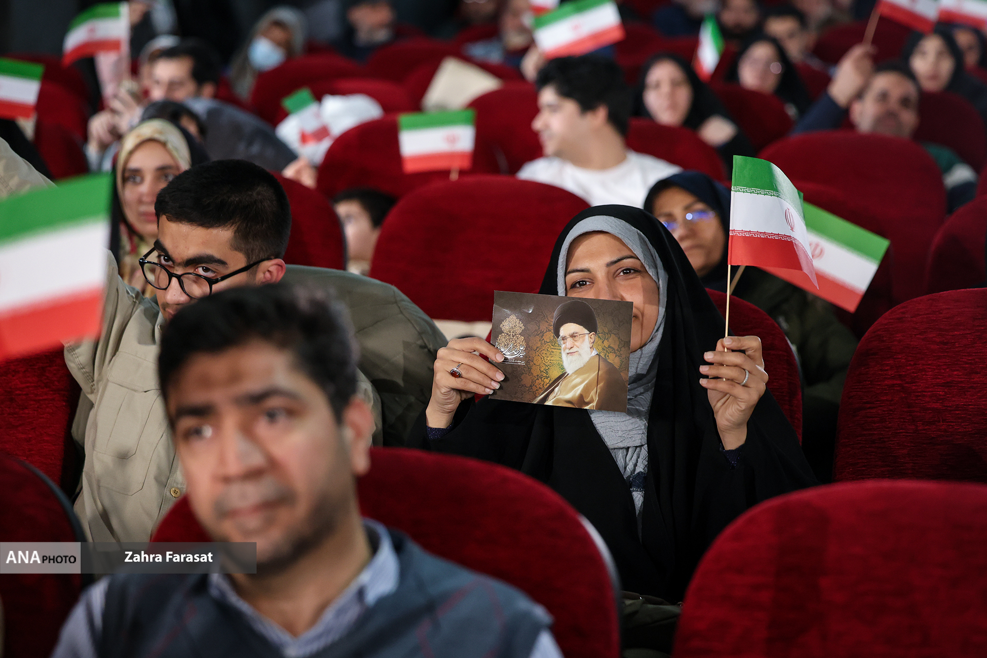 شانزدهمین جشنواره فیلم عمار در ایستگاه پایانی/ دستکش ننهعصمت به بهروز افخمی رسید شانزدهمین جشنواره فیلم عمار در ایستگاه پایانی/ دستکش ننهعصمت به بهروز افخمی رسید