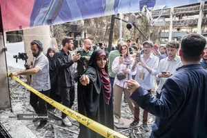 توضیحات سحر امامی مجری تلویزیون در خصوص حمله رژیم صهیونیستی به ساختمان شیشه ای صدا و سیما در بازدید خبرنگاران خارجی از آثار به&zwnj;جامانده از حمله موشکی رژیم صهیونیستی به ساختمان شیشه ای صدا و سیما که در تاریخ ۲۴ تیرماه صورت گرفت