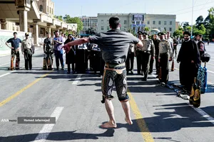 انجام حرکات رزمی و نمایشی در حاشیه مراسم آیین اعطای نشان فداکاری ارتش به پنج تن از خانواده&zwnj;های شهدا