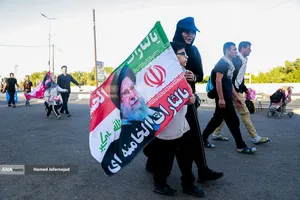 پیاده روی زائرین اربعین حسینی به یاد رهبر شهید انقلاب