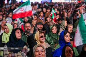 رونمایی از مجسمه &laquo;زانو زنندگان برابر ایران&raquo; در میدان انقلاب اسلامی