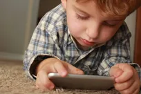 گوشی‌های هوشمند قبل از ۱۳ سالگی سلامت روان جوانان را تهدید می‌کند