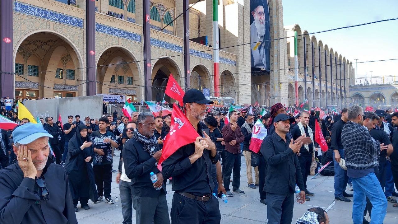 دومین روز وداع با رهبر شهید انقلاب/حضور مردم برای شرکت در آیین اقامه نماز بر پیکر مطهر+فیلم