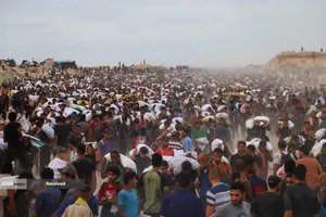 مردم گرسنه غزه برای رسیدن به کمک&zwnj;های غذایی، کیلومترها پیاده&zwnj;روی می&zwnj;کنند