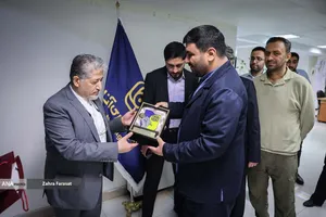 اهدای تندیس به بیژن رنجبر رییس دانشگاه آزاد اسلامی توسط محمدمهدی خیرجو مدیرعامل خبرگزاری آنا