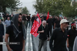 حرکت مردم عزادار بسمت مصلی تهران برای وداع با رهبر شهید انقلاب