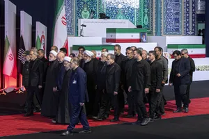 ادای احترام سران سه قوه ، مقامات و مسئولان خارجی به پیکر امام شهید 