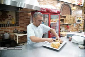 حضور مردم در رستوران ها و غذاخوری ها در شب های تهران 