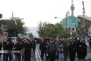 حرکت مردم عزادار بسمت مصلی تهران برای وداع با رهبر شهید انقلاب