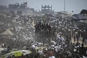 مردم گرسنه غزه برای رسیدن به کمک&zwnj;های غذایی، کیلومترها پیاده&zwnj;روی می&zwnj;کنند