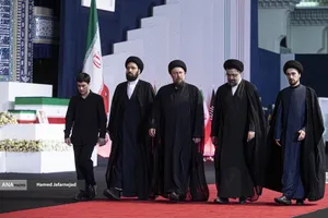 ادای احترام مقامات و مسئولان خارجی به پیکر امام شهید 