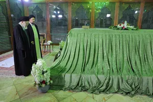حضور رهبر انقلاب در حرم حضرت امام خمینی(ره)
