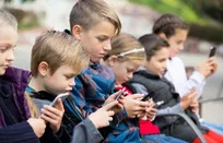 کودکان نسلِ جدید میان «فست‌فود»، «فست‌مدیا» و «فست‌فرهنگ»